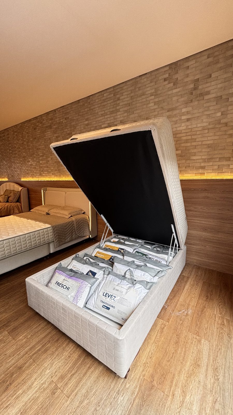 Box baú casal aberto, com espaço interno para guardar travesseiros e roupa de cama